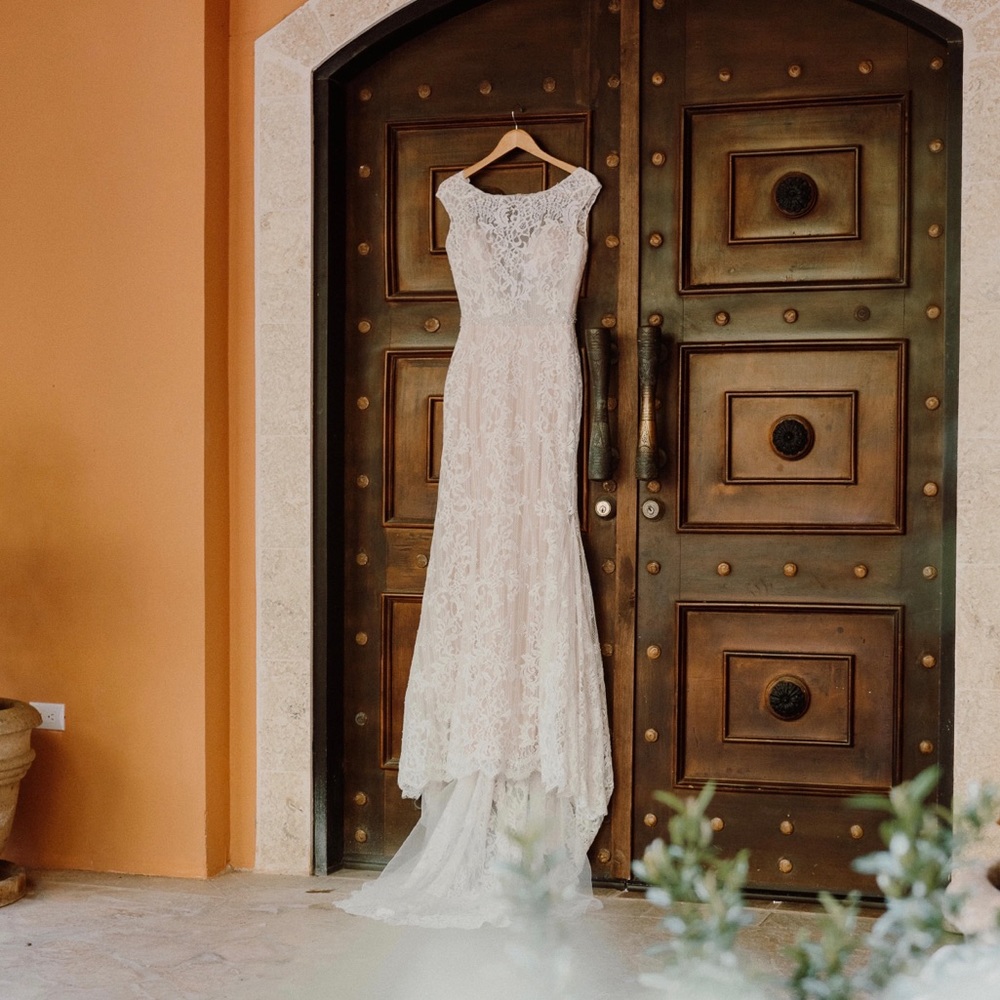 Luxury Lace Bridal Gown (ivory/nude)